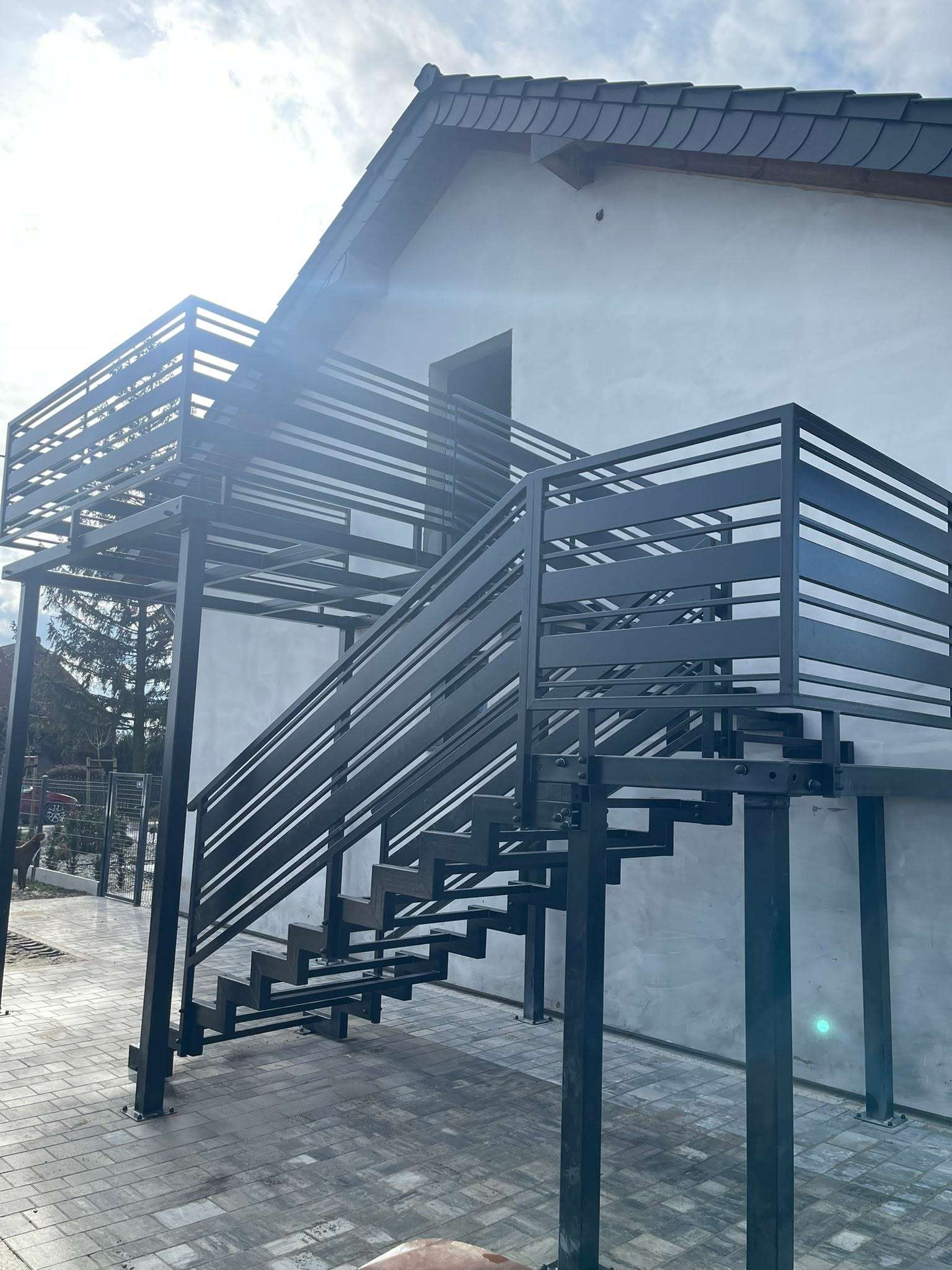 Lakierowanie proszkowe konstrukcji stalowych wejście do domu czarna struktura